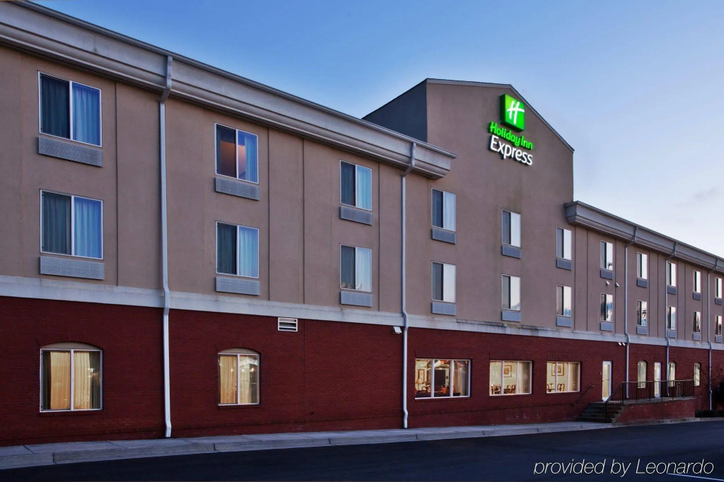 Holiday Inn Express Hotel & Suites Commerce-Tanger Outlets