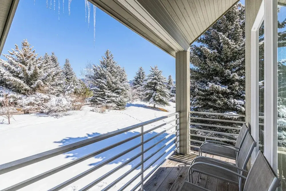 3BR Townhome w/ Mountain View & Balcony