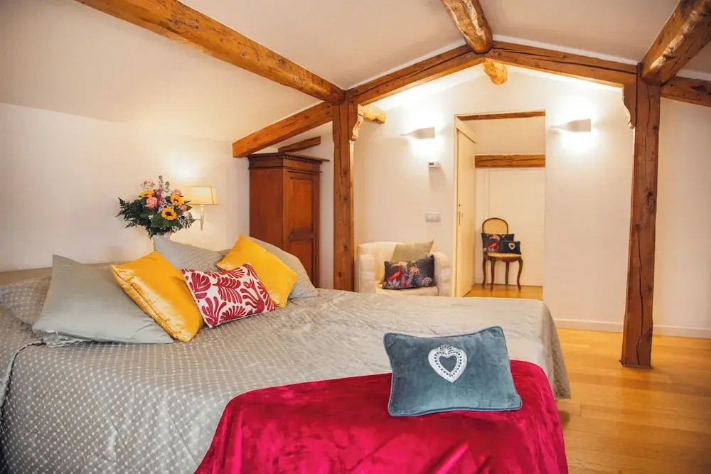 Deluxe Double room (full double bed)