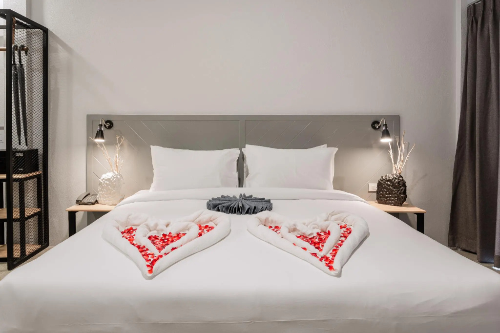 Deluxe Double room with balcony (full double bed)