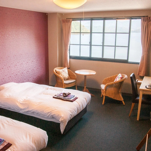 Standard Double room with lake view (twin beds)