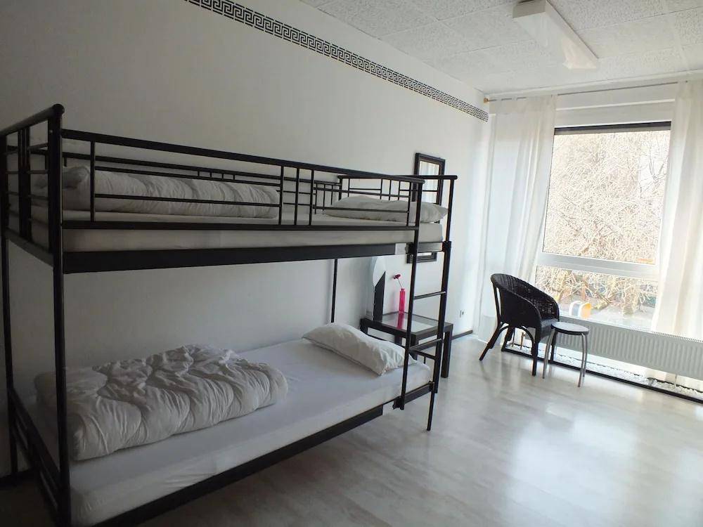 Max Hostel by null