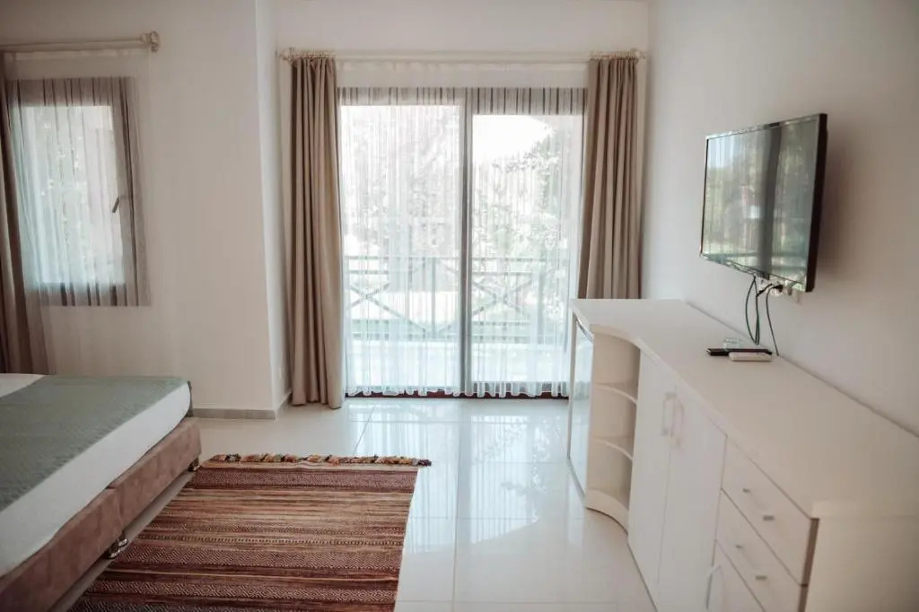Standard Triple room with pool view