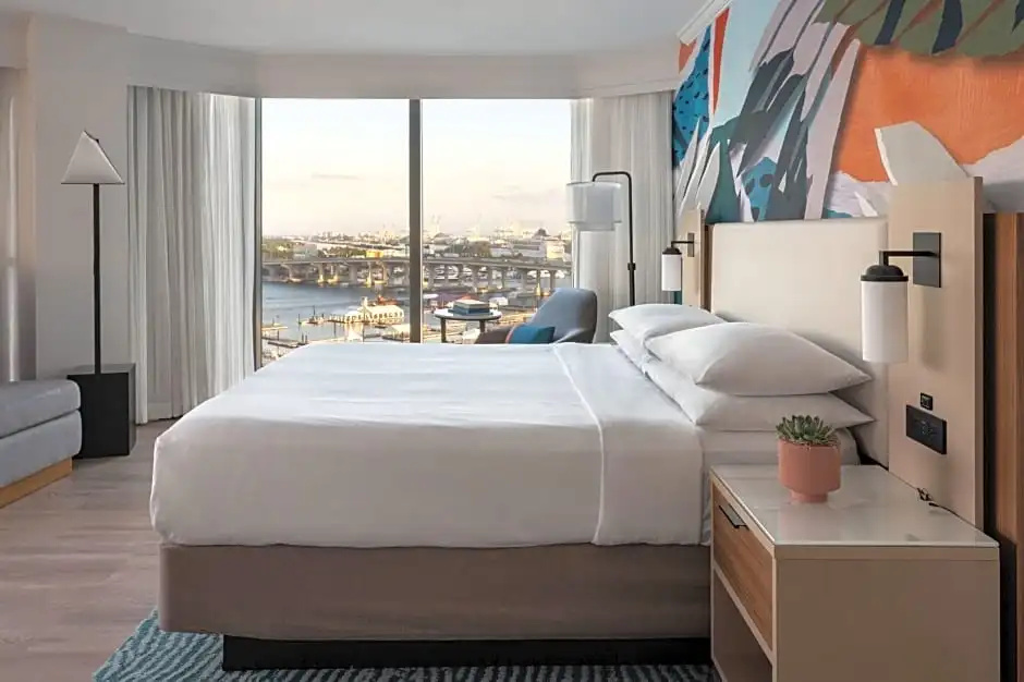 Double Junior Suite with Biscayne Bay view (full double bed)