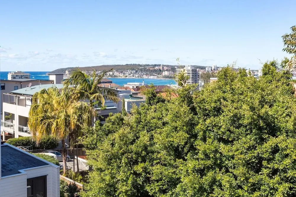 Beachside Apartment with Stunning Views & Parking