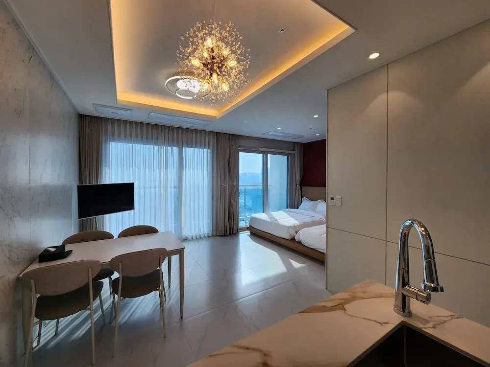 Suite with balcony and with harbour view