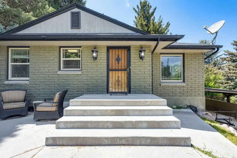 Mountain Views: Walkable Lava Hot Springs Home!