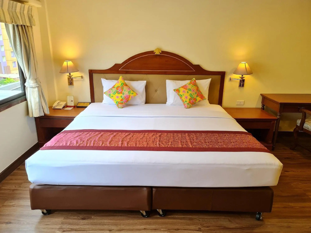 Sabai Inn — 4