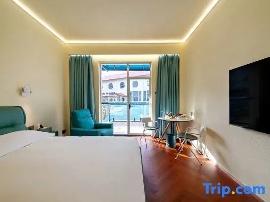 Standard Double room with lake view (full double bed)