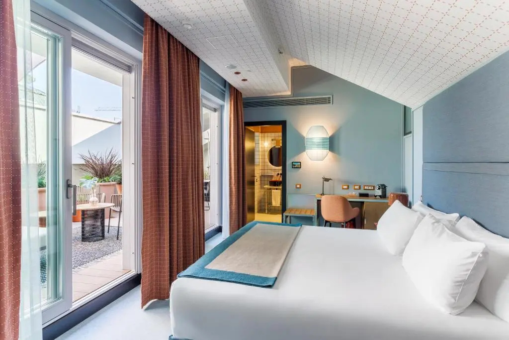 Deluxe Double room (full double bed)