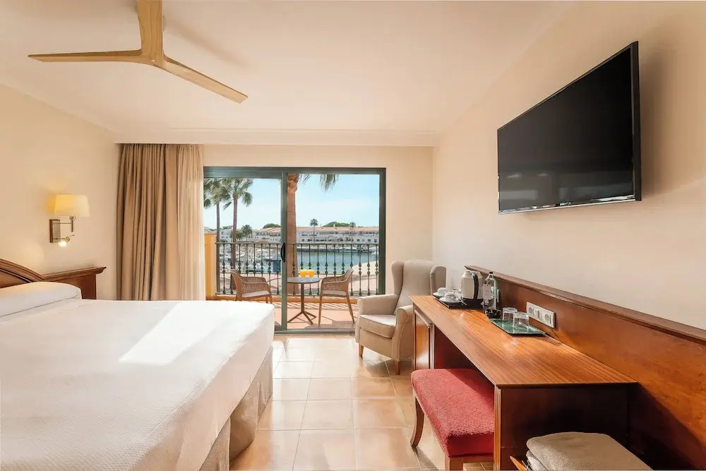 Standard Double room with balcony (full double bed)