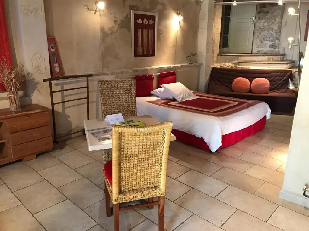 Logis Le Mas Et La Flambee Du Luberon - Chambres