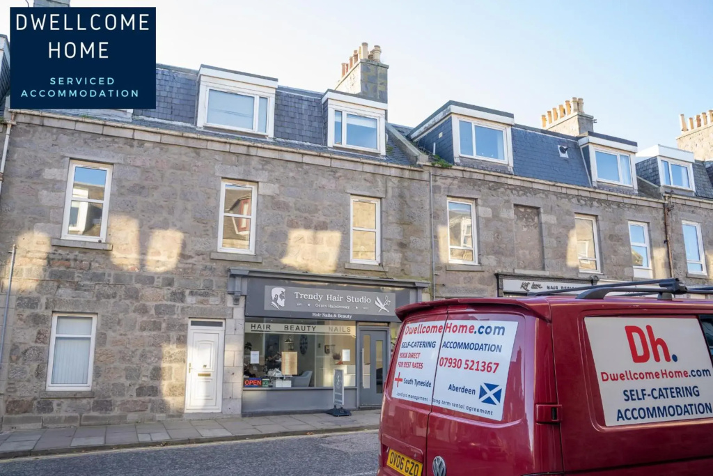 Find "DWELLCOME HOME Ltd" site for 10oo10 assurance from past guests - SPACIOUS CENTRAL 3 DOUBLE Bedroom Apartment with 5 beds, Superking, 2 doubles, 2 singles, fast broadband, free parking, Miles better than a hotel