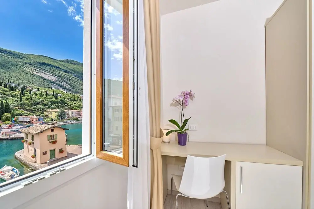 Standard Quadruple room with lake view