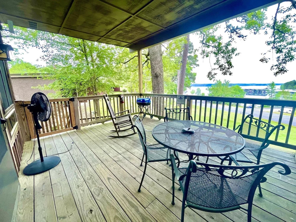 Lake view King Studio with full kitchen, deck overlooking Lake Ouachita, king bed and queen sleeper sofa by RedAwning