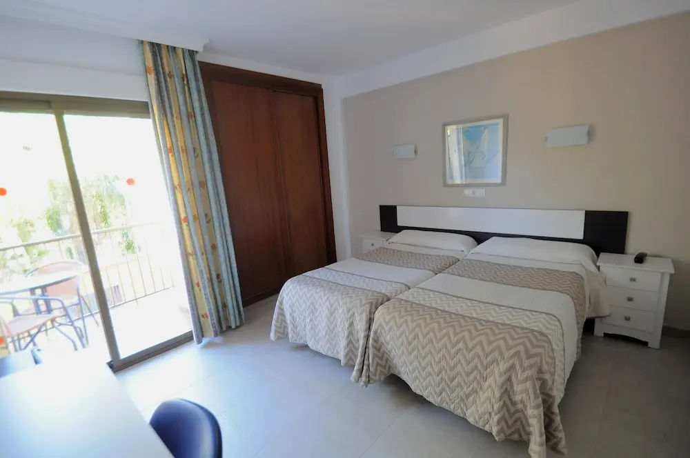 Standard Double room with balcony (full double bed)