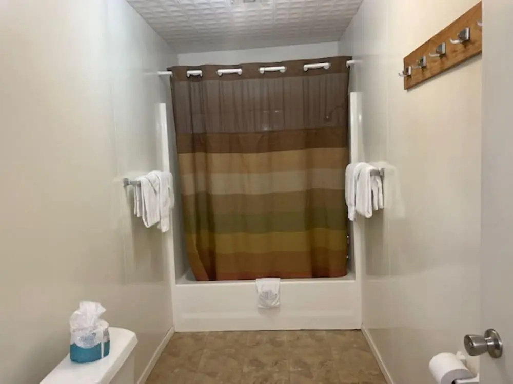3 Bedrooms Standard Family room with lake view