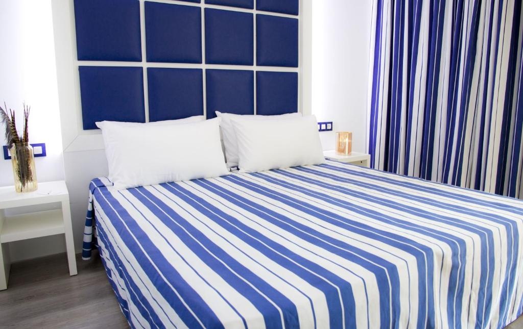 Double room (full double bed)