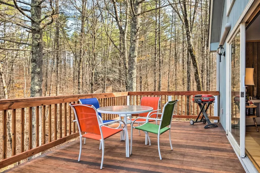 Mountain-view Conway Cabin ~ 9 Mi to Slopes!