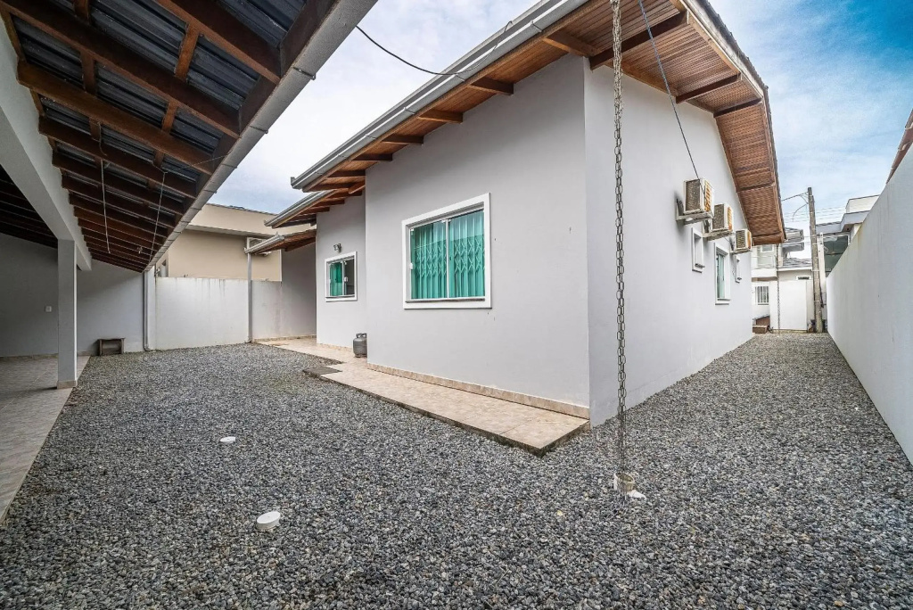 125 - Excelente Casa com 03 quartos em Mariscal