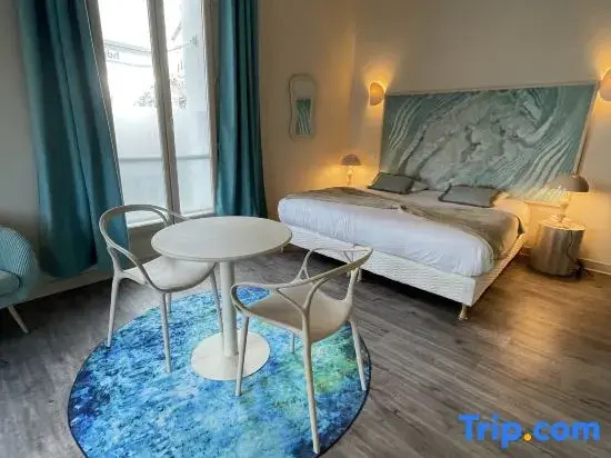 Suite with canal view