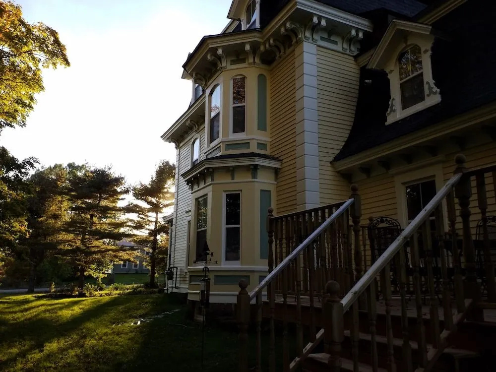 Maplehurst Manor B&B
