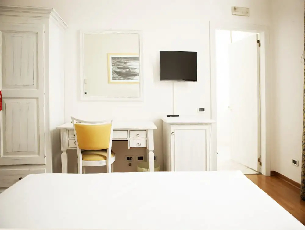 1 Bedroom Superior Double room with lake view (full double bed)