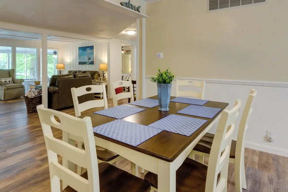 Dock + Screened Porch: Lake of the Ozarks Getaway!