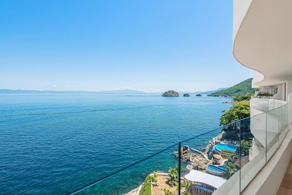 Luxurious 6th-floor Condo With Pool, Oceanfront Balcony & Water View