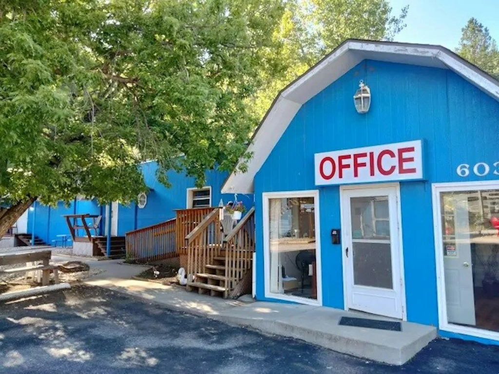 The Brookside Motel / Mt. Rushmore