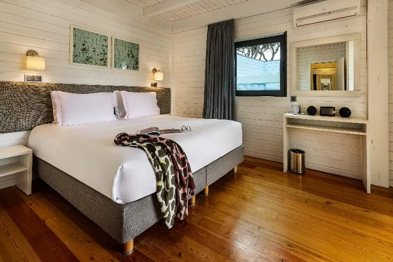 2 Bedrooms Quadruple Cottage