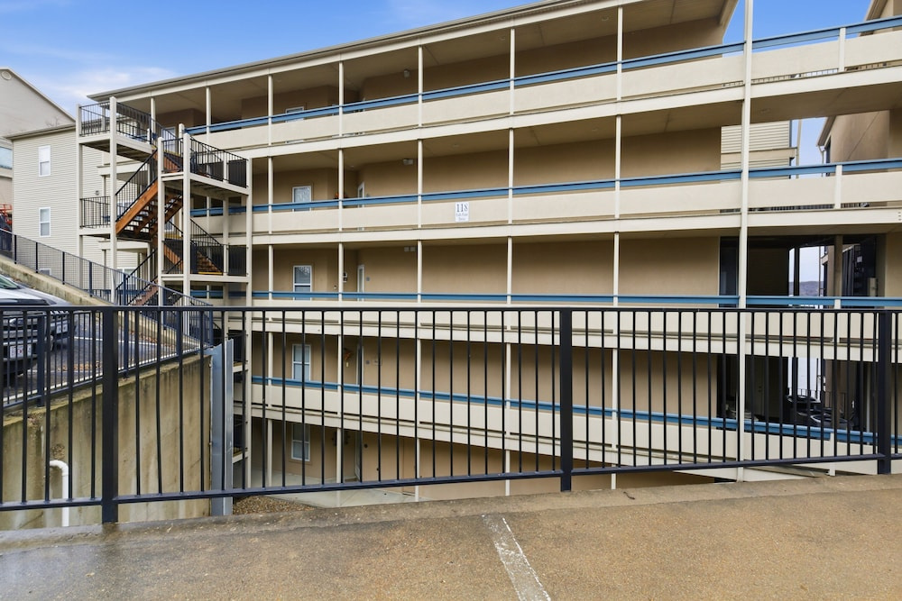 Lakeview Condo at The Falls w/ Wraparound Screened Porch, 2 PWC Slips & Pools at 2 MM