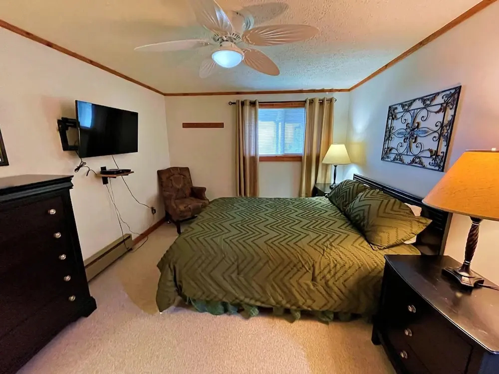 Lands End 4 BR Condo: 5 Mins Walk to the Village