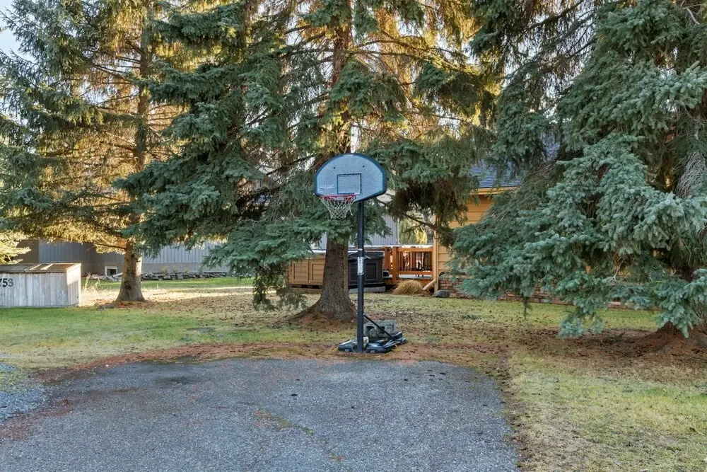 SPACIOUS 3,000 sq2 Luxury Home | PRIVATE Pool & Hot Tub | STEPS to Kinsmen Beach