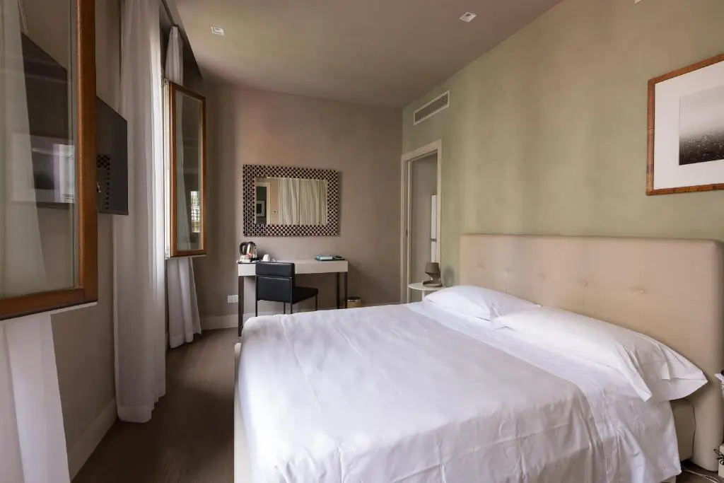 Double room with canal view (full double bed)