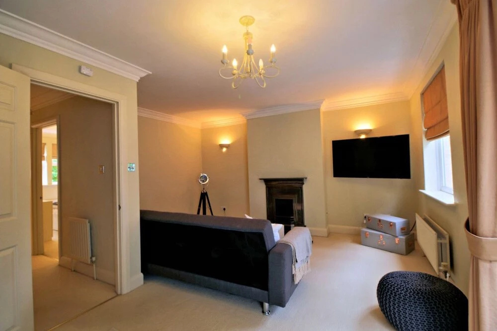 Spacious 4 bed family home in leafy Oxford suburb