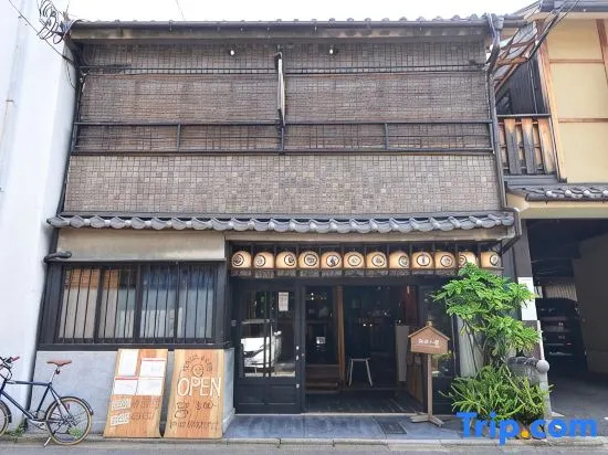 Dozen Ryokan. over 100 years old.Cafe on the ground floor.550m from JR Kyoto station. in Kyoto