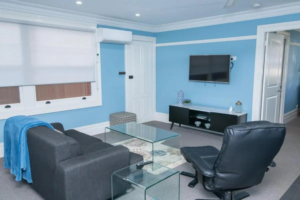 Blue Door Apartment 2 - Spacious CBD Apartment
