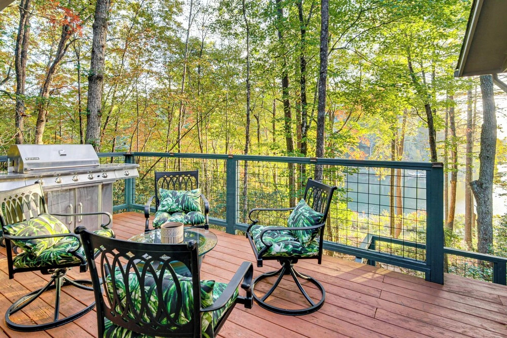 Festive Lakefront Escape: Blue Ridge Holiday Home