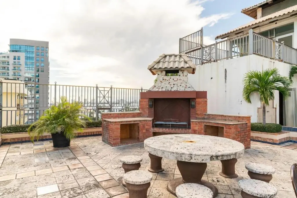 Luxurious 2BDR condo located in Prestigious Tower.