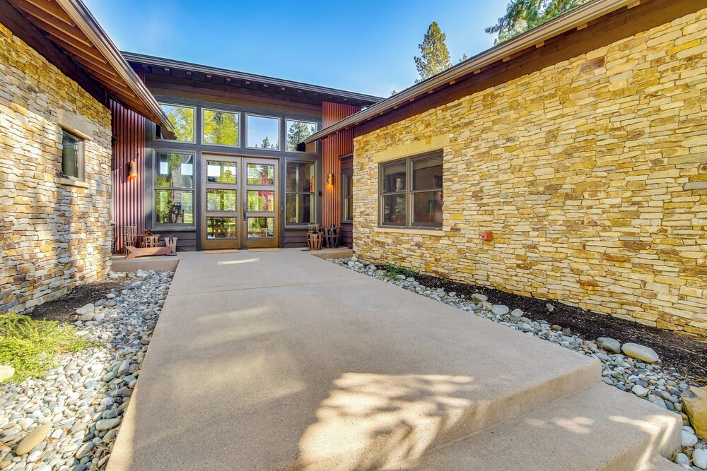 Golf Getaway w/ Hot Tub, Course Views in Cle Elum!