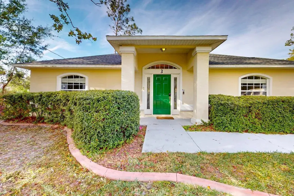 Spacious Home With Enclosed Pool, Open Layout, Washer/dryer, Internet, & AC