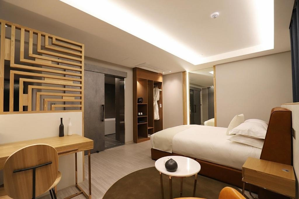Deluxe Double room (full double bed) — room photo 3