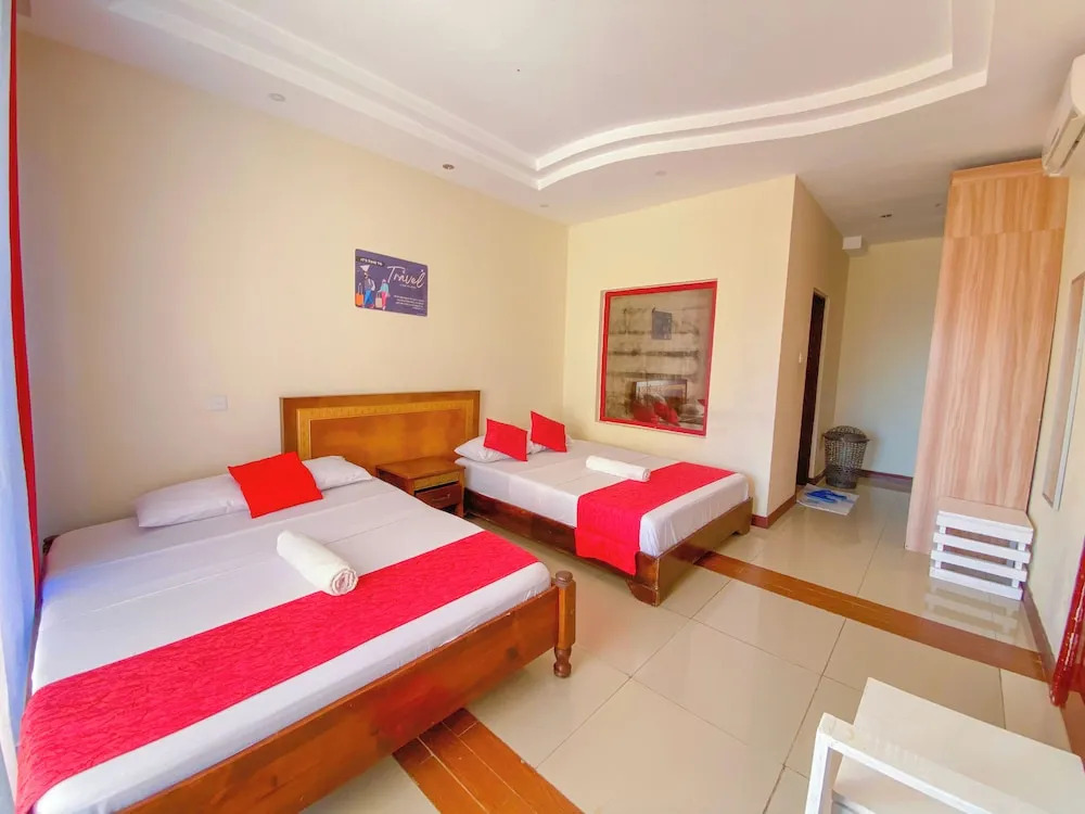 Sea Breeze Beachfront Apartments - фото 13