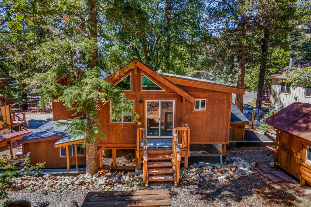 10 Mins to the Lake, Hot Tub & Game Room, Modern Cabin Bearpaw by Avantstay