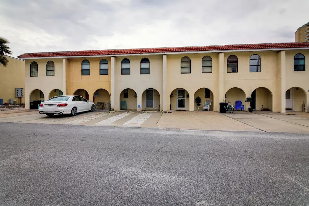 Destin Townhome w/ Balcony - Walk to the Beach!
