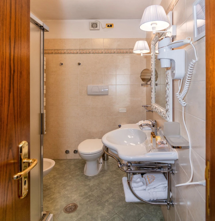 Standard Double room with city view (full double bed)