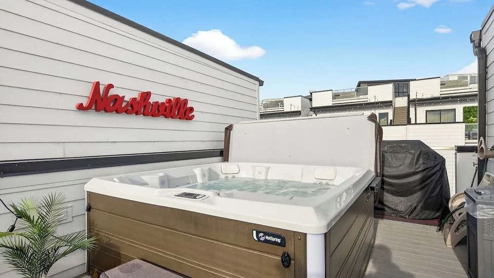 Dixieland Delight by Avantstay Rooftop Hot Tub + Games + Views Near Broadway