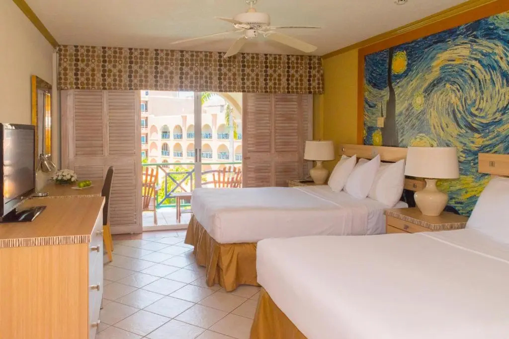 Standard Quadruple room with pool view