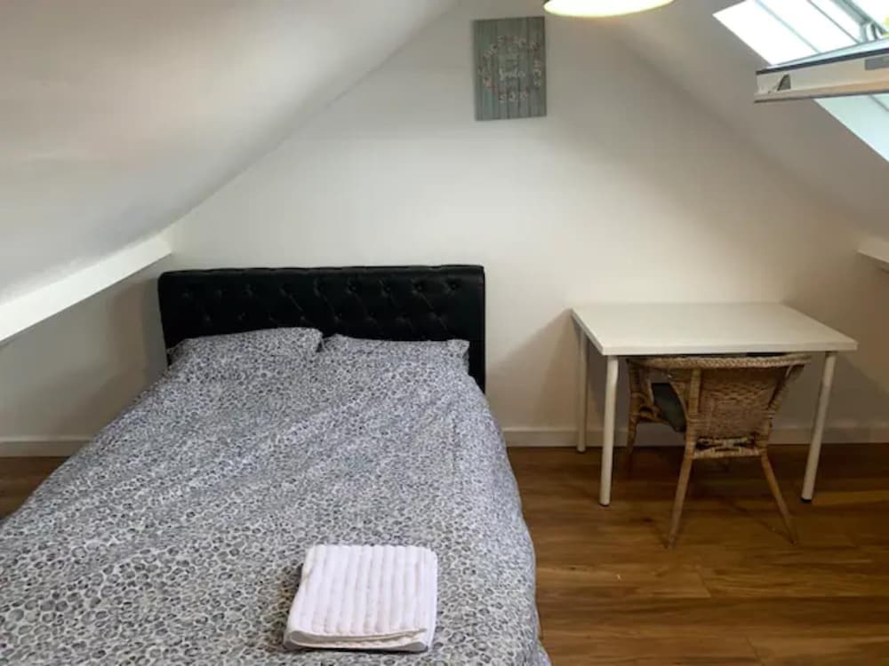 Modern 5 Bedroom Family House - 18 Mins to Station